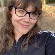 Profesora joven imparte clases de apoyo y refuerzo a niños